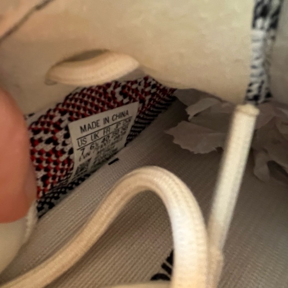 Like new Yeezy Boost 350 Addidas Men’s size 7, Women’s size 8.5 - Picture 6 of 7